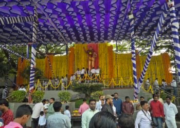 महामानवला अभिवादन : डॉ बाबासाहेब आंबेडकर यांच्या पुतळ्याला सोलापूरकरांची आदरांजली