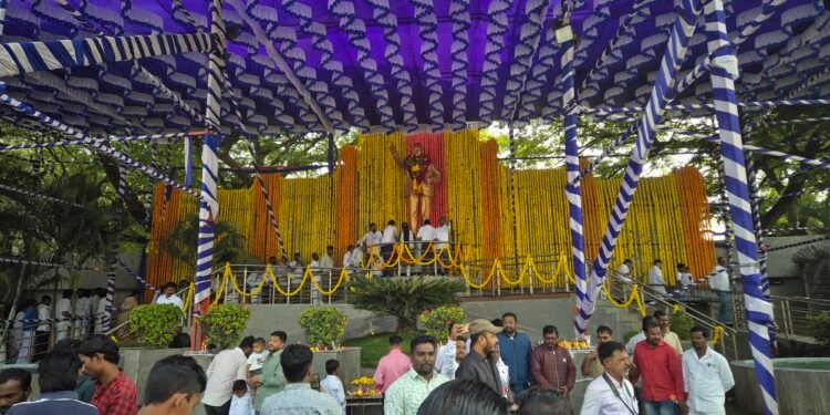 महामानवला अभिवादन : डॉ बाबासाहेब आंबेडकर यांच्या पुतळ्याला सोलापूरकरांची आदरांजली