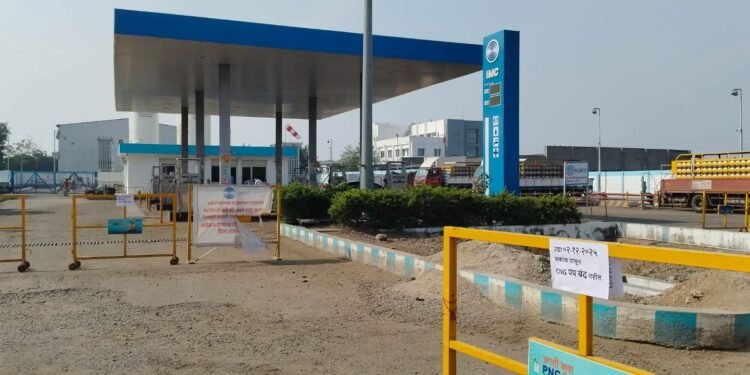 सोलापुरातील प्रमुख CNG पंप अचानक बंद; वाहनधारकांची गैरसोय