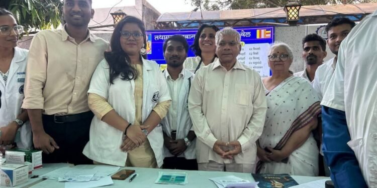 चैत्यभूमीवर ‘DAMA’चे मोफत वैद्यकीय शिबिर : ॲड. प्रकाश, अंजलीताई आंबेडकरांची स्टॉलला भेट