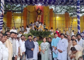 डॉ. बाबासाहेब आंबेडकर यांच्या पुतळ्यास खासदार प्रणिती शिंदे यांनी पुष्पचक्र केले अर्पण