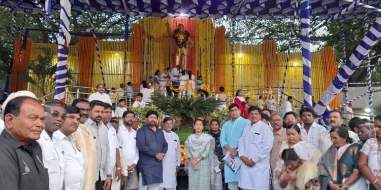 डॉ. बाबासाहेब आंबेडकर यांच्या पुतळ्यास खासदार प्रणिती शिंदे यांनी पुष्पचक्र केले अर्पण