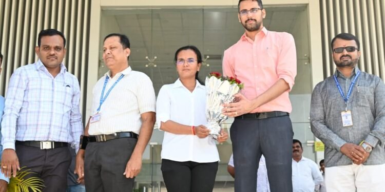 जिल्हाधिकारी आशीर्वाद यांच्या हस्ते महिला क्रिकेटपटू गंगा कदमचा सत्कार