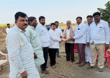 मोहोळ अपघात : मृत कॉलेज तरुणींच्या कुटुंबाला आमदार राजू खरे यांनी दिली आर्थिक मदत