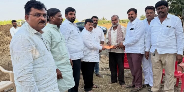 मोहोळ अपघात : मृत कॉलेज तरुणींच्या कुटुंबाला आमदार राजू खरे यांनी दिली आर्थिक मदत