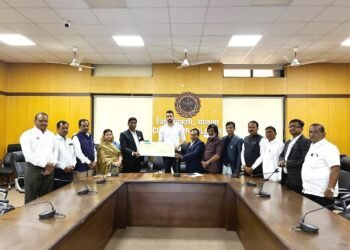 सोलापूर विद्यापीठाकडून पूरग्रस्तांना मदत; पाच लाखांचा धनादेश सुपूर्द