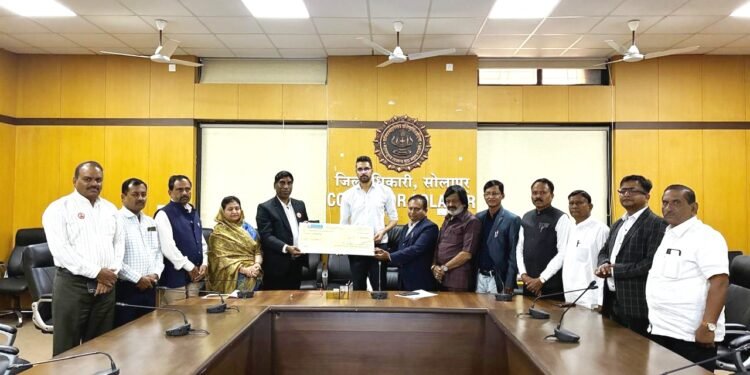 सोलापूर विद्यापीठाकडून पूरग्रस्तांना मदत; पाच लाखांचा धनादेश सुपूर्द