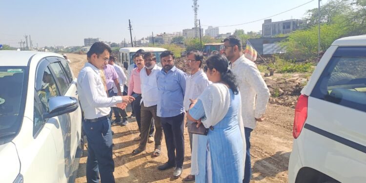 महापालिका आयुक्तांनी ५४ मीटर रस्त्याच्या कामाची प्रत्यक्ष केली पाहणी