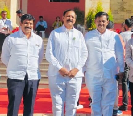 उड्डाणपूल ते पाणीप्रश्‍नः दोन्ही ‘देशमुखांची’  मुख्यमंत्री फडणवीस यांच्याशी चर्चा