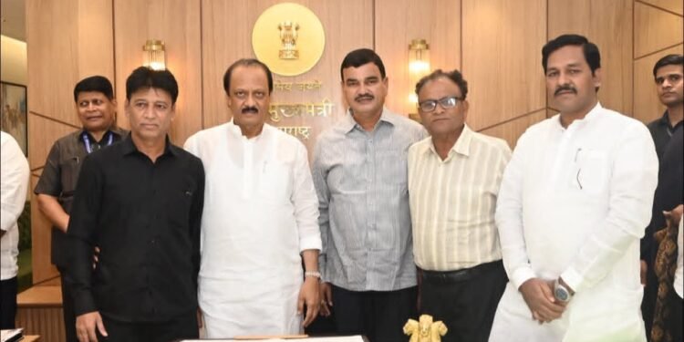 सोलापूरच्या राजकारणात मोठी घडामोड : राजेंद्र कलंत्रीसह रियाज खरादी यांचा राष्ट्रवादीत प्रवेश