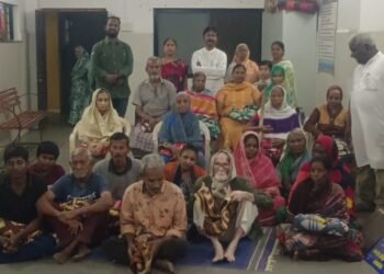 संभव फाउंडेशनची ‘मायेची ऊब’; बेघर निवारा केंद्रातील आजी-आजोबांना ब्लॅंकेट वाटप