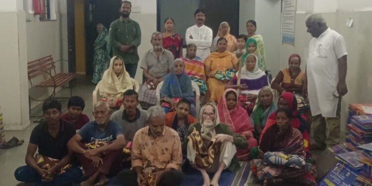 संभव फाउंडेशनची ‘मायेची ऊब’; बेघर निवारा केंद्रातील आजी-आजोबांना ब्लॅंकेट वाटप