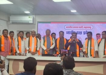 अखेर माजी आमदार दिलीप माने यांनी कॉंग्रेसला दाखविला हात; मुंबईत झाले भाजपवासी