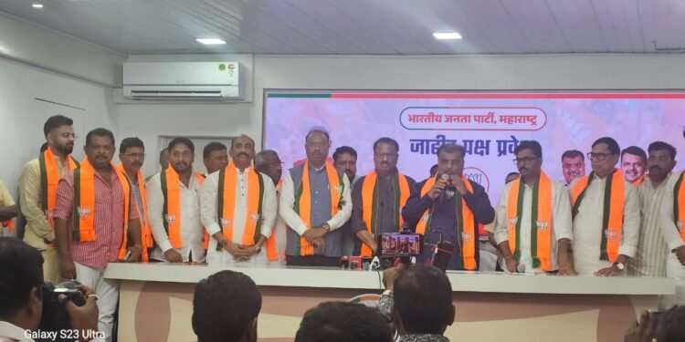 अखेर माजी आमदार दिलीप माने यांनी कॉंग्रेसला दाखविला हात; मुंबईत झाले भाजपवासी