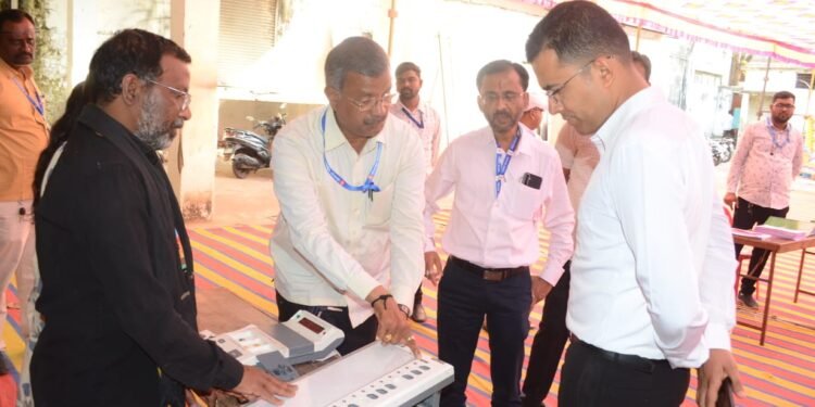 मतदान केंद्र कर्मचाऱ्यांचे प्रशिक्षण; आयुक्त व उपायुक्तांचे मार्गदर्शन, गैरहजरांवर कडक कारवाईचा इशारा