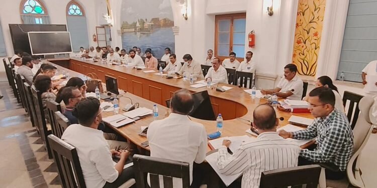 मतदानसह मतमोजणी पक्ष व अधिकाऱ्यांनी परस्पर समन्वयाने यशस्वी पार पाडा : डॉ. सचिन ओम्बासे