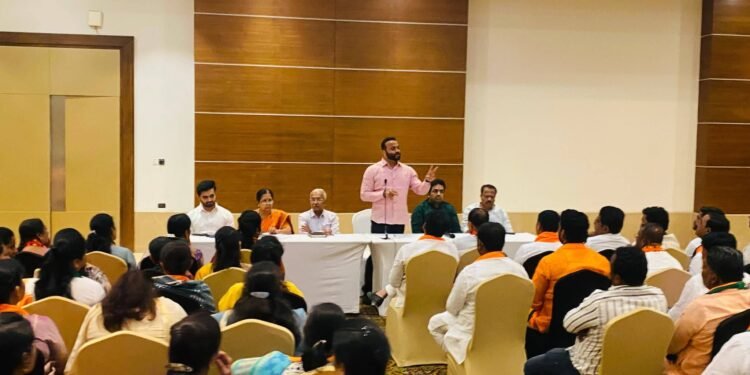 भाजपा उमेदवारांनी प्रत्येक मतदारांपर्यंत पक्षाची ध्येयधोरणे पोहोचवावीत : पालकमंत्री जयकुमार गोरे