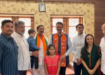 मुख्यमंत्री देवेंद्र फडवणीस यांनी आमदार विजयकुमार देशमुख यांच्या निवासस्थानी दिली सांत्वनपर भेट