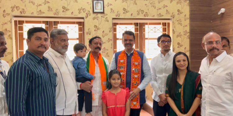 मुख्यमंत्री देवेंद्र फडवणीस यांनी आमदार विजयकुमार देशमुख यांच्या निवासस्थानी दिली सांत्वनपर भेट