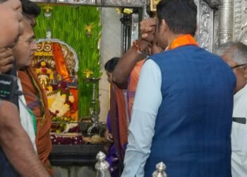मुख्यमंत्री प्रथमच सिद्धेश्वर मंदिरात ! लिंगायत समाज मतदारांना केले खुश