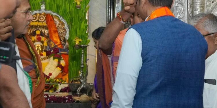 मुख्यमंत्री प्रथमच सिद्धेश्वर मंदिरात ! लिंगायत समाज मतदारांना केले खुश