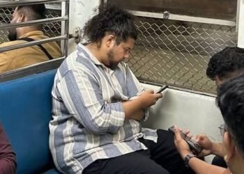 वसई-विरारमध्ये सुजात आंबेडकरांचा सभेसाठी लोकल ट्रेनने प्रवास!