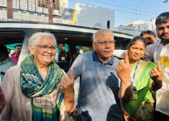 वंचित बहुजन आघाडीचे अध्यक्ष ॲड. प्रकाश आंबेडकर आणि प्रा. अंजलीताई आंबेडकर यांनी बजावला मतदानाचा हक्क