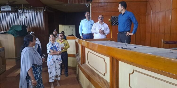 महापौर, उपमहापौर व विरोधी पक्ष कार्यालय सज्जआयुक्त डॉ. सचिन ओम्बासे यांची कॉन्सील हॉल, कार्यालयांची पाहणी