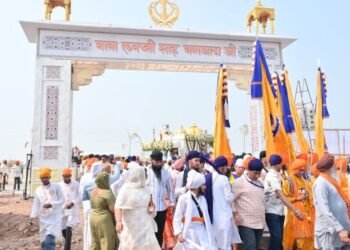 श्री गुरु तेग बहादूर यांच्या ३५० व्या शहीदी वर्ष : ‘बोले सो निहाल’च्या जयघोषात नगर कीर्तन, हेलिकॉप्टरने पुष्पवृष्टी