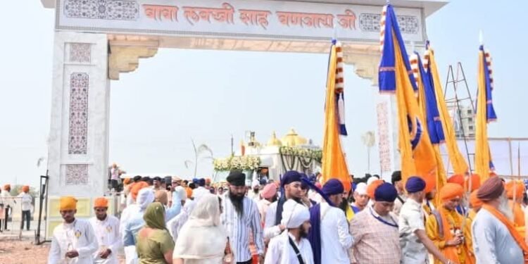 श्री गुरु तेग बहादूर यांच्या ३५० व्या शहीदी वर्ष : ‘बोले सो निहाल’च्या जयघोषात नगर कीर्तन, हेलिकॉप्टरने पुष्पवृष्टी