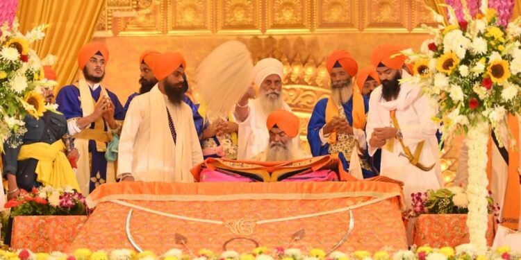 भक्तीमय वातावरणात श्री गुरुग्रंथ साहिबांचे विधीवत विराजमान