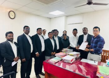 मनुवादी पालकमंत्री गिरीष महाजन यांचा जाहीर निषेध; डॉ.बाबासाहेब आंबेडकर विधि मंचचे जिल्हाधिकाऱ्यांना निवेदन