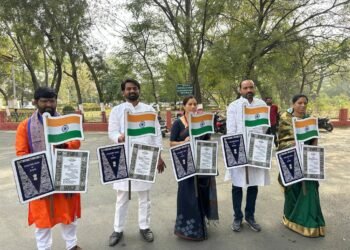 संविधानसह राष्ट्रध्वज हातात घेऊन वंचितच्या नगरसेवकांचा अकोला महापालिकेत दिमाखदार प्रवेश