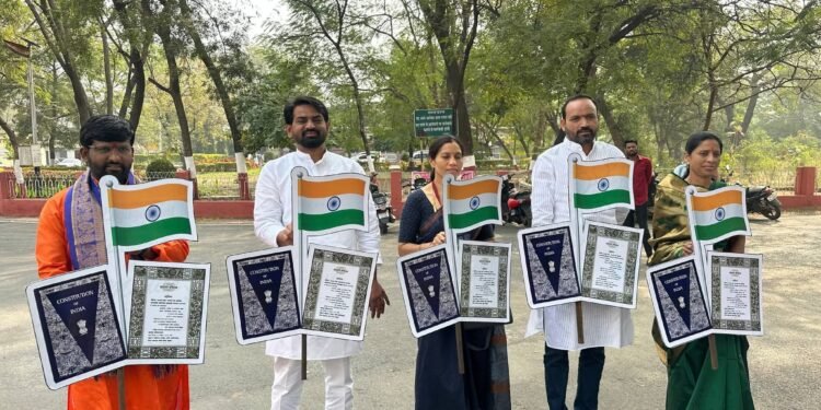 संविधानसह राष्ट्रध्वज हातात घेऊन वंचितच्या नगरसेवकांचा अकोला महापालिकेत दिमाखदार प्रवेश