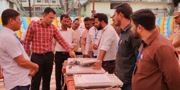 EVM यंत्रांच्या First Level Checking (FLC) प्रक्रियेस सुरुवात