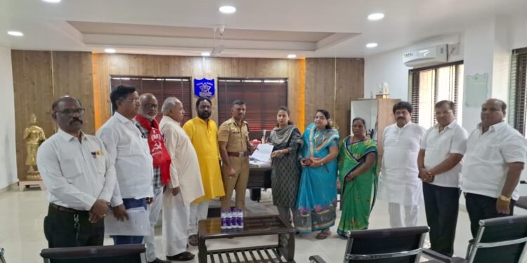 सोलापूर महानगरपालिका निवडणूक : भयमुक्त वातावरणात मतदान होण्यासाठी महाविकास आघाडीचे पोलिस आयुक्तांना निवेदन