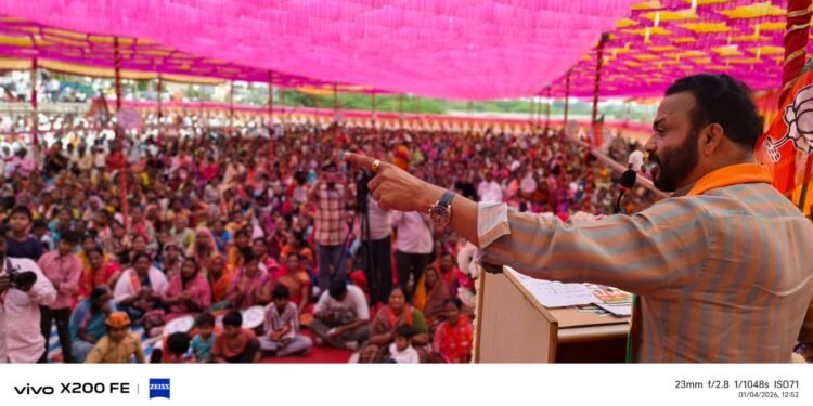 प्रभाग ६ मध्ये विकासाची गंगा आणणार  ! पालकमंत्री जयकुमार गोरे यांचा वानकर परिवाराला हजारोंच्या साक्षीने शब्द !