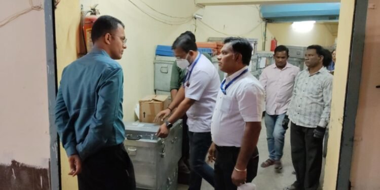 सोलापूर महानगरपालिका सार्वत्रिक निवडणूक २०२५–२६ : मतदान यंत्र वितरण व मतमोजणी प्रक्रियेची आयुक्तांकडून प्रत्यक्ष पाहणी