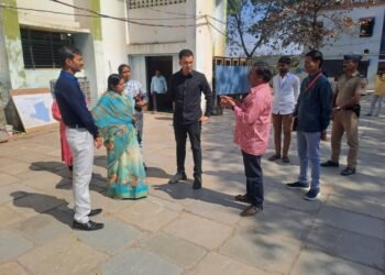 मतदान केंद्रात मोबाईल, कॉर्डलेस, वायरलेस फोन वापरण्यास सक्त मनाई : आयुक्त डॉ. सचिन ओंबासे