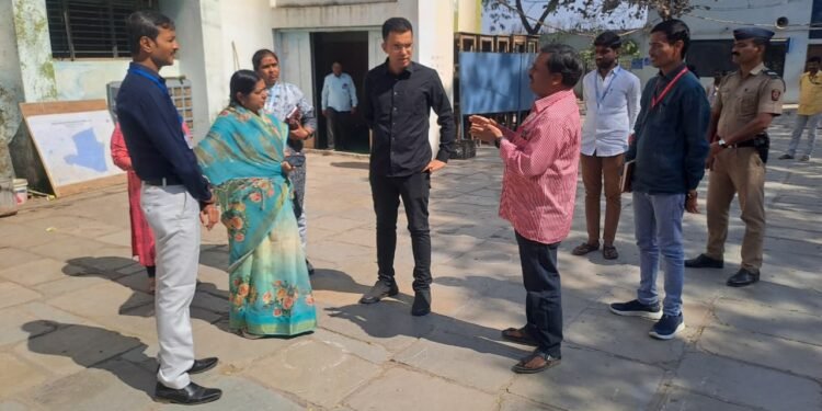 मतदान केंद्रात मोबाईल, कॉर्डलेस, वायरलेस फोन वापरण्यास सक्त मनाई : आयुक्त डॉ. सचिन ओंबासे