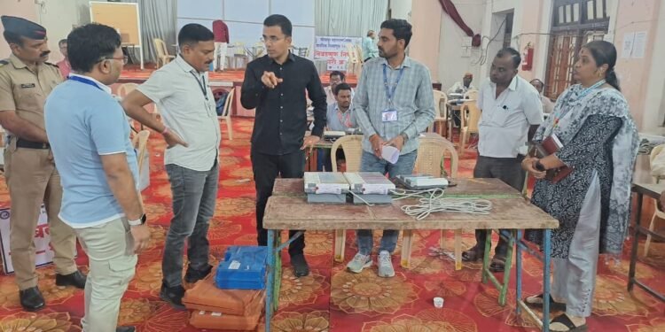 सोमपा निवडणूक अंतिम टप्प्यात; मतदान यंत्र वितरण, स्ट्रॉंग रूमसह मतमोजणी केंद्रांची आयुक्त डॉ. सचिन ओम्बासे यांनी केली पाहणी