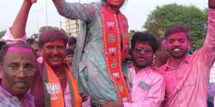 सोलापूर महानगरपालिका : सर्वात कमी वयाच्या उच्चशिक्षित नगरसेविका होण्याचा मान मृण्मयी गवळीला !