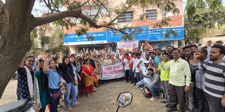 बँक कर्मचाऱ्यांचा एक दिवसीय संप : सोलापुरात 100 टक्के यशस्वी