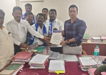 मंत्री गिरीश महाजनवर कारवाई करा; सोलापुरात बसपाचे जिल्हाधिकाऱ्यांना निवेदन