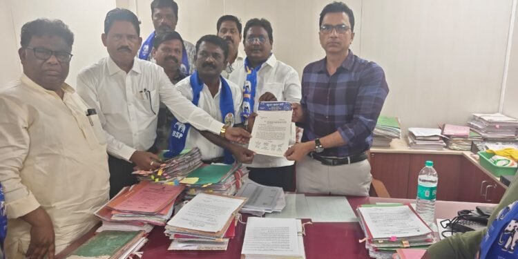 मंत्री गिरीश महाजनवर कारवाई करा; सोलापुरात बसपाचे जिल्हाधिकाऱ्यांना निवेदन