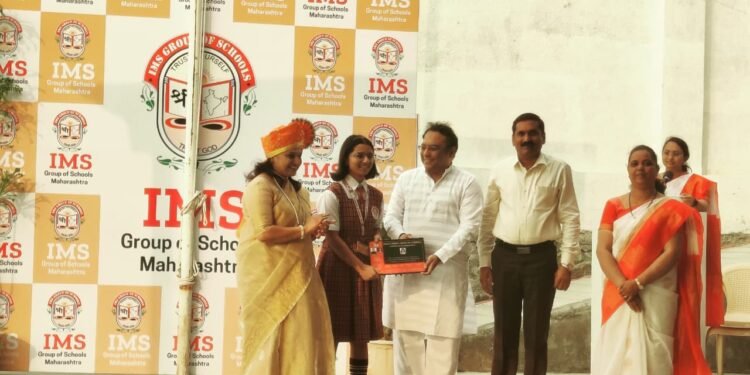 ‘Students Of The Year : जिजा ज्योतिर्लिंग पाटकर’; सोमपा अतिरिक्त आयुक्त वीणा पवार यांची मुलगी