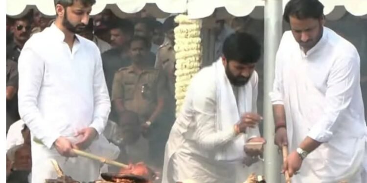 उपमुख्यमंत्री अजित पवार यांच्या पार्थिवावर बारामतीत शासकीय इतमामात अंत्यसंस्कार