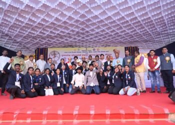 सोलापूर: सोळाव्या राज्यस्तरीय सामाजिक व सांस्कृतिक स्पर्धा ‘उत्कर्ष’ महोत्सव २०२५–२६ चे सर्वसाधारण विजेतेपदाचे पारितोषिक पुण्यश्लोक अहिल्यादेवी होळकर सोलापूर विद्यापीठाच्या संघास देऊन त्यांचा सन्मान करताना कुलगुरू डॉ. प्रकाश महानवर, लोककवी प्रा. प्रशांत मोरे, प्र-कुलगुरू डॉ. लक्ष्मीकांत दामा, प्रभारी कुलसचिव डॉ. अतुल लकडे व अन्य.