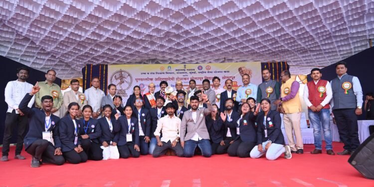 सोलापूर: सोळाव्या राज्यस्तरीय सामाजिक व सांस्कृतिक स्पर्धा ‘उत्कर्ष’ महोत्सव २०२५–२६ चे सर्वसाधारण विजेतेपदाचे पारितोषिक पुण्यश्लोक अहिल्यादेवी होळकर सोलापूर विद्यापीठाच्या संघास देऊन त्यांचा सन्मान करताना कुलगुरू डॉ. प्रकाश महानवर, लोककवी प्रा. प्रशांत मोरे, प्र-कुलगुरू डॉ. लक्ष्मीकांत दामा, प्रभारी कुलसचिव डॉ. अतुल लकडे व अन्य.