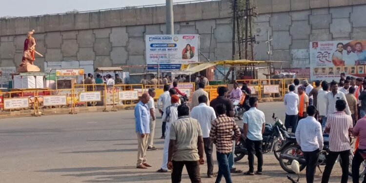 मोहोळ एसटी स्टँडजवळ छत्रपती संभाजी महाराजांचा उभारला पुतळा; पोलिसांचा कडक बंदोबस्त